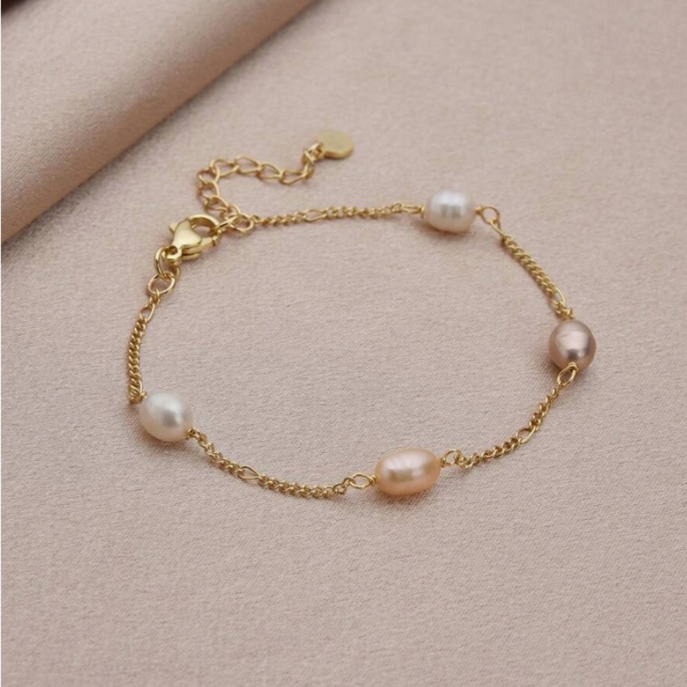 Elegant Gold and Pearl Bracelet